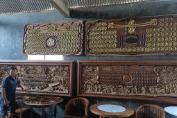 Perajin kaligrafi kayu jati di Bojonegoro keluhkan sepi pembeli saat Ramadhan