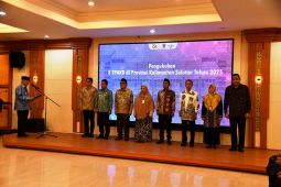 Gubernur Kalsel kukuhkan Bupati HSS sebagai anggota TPAKD