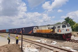 Jalur kereta api terdampak banjir Grobogan kembali dilintasi