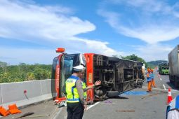 Bus Rosalia Indah terguling di tol Semarang-Batang Jateng