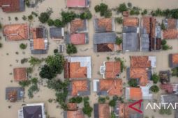 Banjir masih rendam ratusan rumah di Karawang sudah bertahan selama lebih dari sepekan