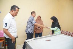 Kadindik sampaikan bantuan Gubernur Jatim untuk siswa putus sekolah