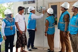 PLN alirkan listrik gratis untuk 16 keluarga kurang mampu di Bali