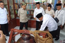Menteri Kebudayaan melihat gasing terbesar