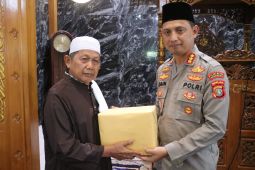 Polres Metro Tangerang Kota wakaf Al-quran ke masjid dan mushola