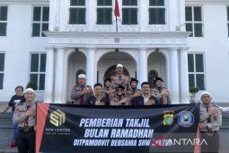 Polisi dan Yayasan Syariah Hardjuno bagikan takjil di Kota Tua