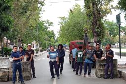Polres HST-Dishub pasang portal di Lapangan Dwi Warna cegah balapan liar