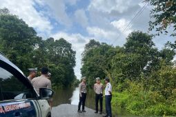 Satlantas Polres Batanghari lakukan penutupan jalan sementara akibat banjir