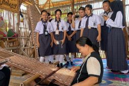 Perempuan penjaga tradisi kain Pantang Sintang