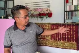 Dahlan pengusaha tenun Sambas kembangkan usaha lewat modal dari Bank Kalbar