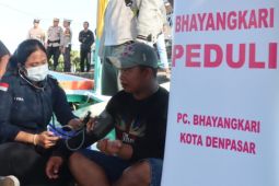 Polresta Denpasar berbagi takjil dan periksa kesehatan ABK di pelabuhan Benoa