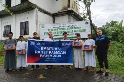 Bosowa Peduli sebar 109 paket pangan untuk santri kurang mampu di dua pesantren