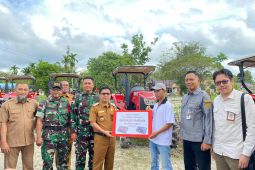 Bupati Sambas salurkan bantuan 174 unit alsitan di tingkatkan pertanian