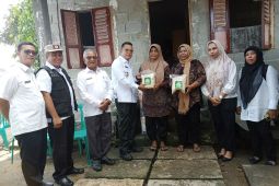 Korban angin kencang di Belitung terima bantuan pangan