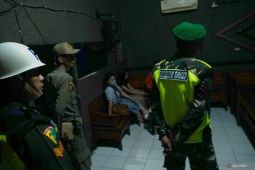 Petugas razia kafe karaoke yang nekat beroperasi selama Ramadhan
