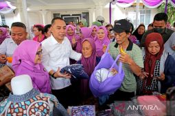 Pemkot-GOW Surabaya bagikan sembako kepada 4.552 keluarga miskin