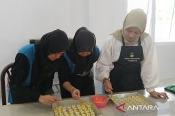 Belasan disabilitas berlatih membuat kue kering Ramadhan