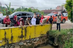 Wabup Banyuasin Netta Indian serahkan bantuan untuk masyarakat terdampak banjir