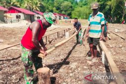 Satgas TMMD Kodim 1708 Biak bangun pondok adat tempat pertemuan