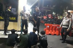 Polisi tangkap empat orang remaja dalam aksi tawuran di Bandarlampung Kamis dini hari