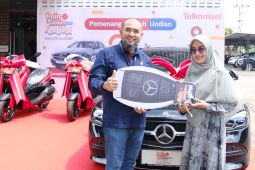 Guru SMPN 11 Muaro Jambi raih Mercedes-Benz C200 dari Telkomsel Poin Gembira Festival 2024