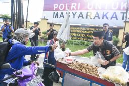 Polresta Samarinda bagikan takjil pada pengendara