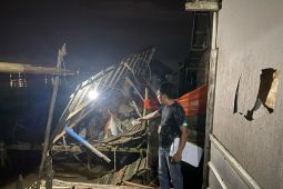 Tongkang tabrak rumah warga di Sungai Musi