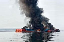 Kapal tugboat dan tongkang terbakar di perairan laut utara Lamongan
