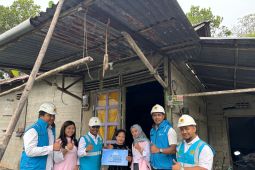 PLN Singkawang pasang listrik gratis bagi warga kurang mampu di wilayah Singbebas