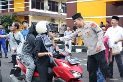 Polda Babel dan jurnalis bagikan ratusan paket takjil ke pengendara jelang buka puasa
