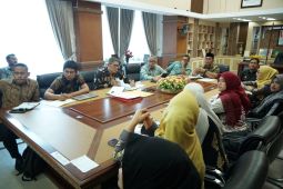 Bupati Aceh Besar minta Dinkes tingkatkan kinerja optimalkan layanan