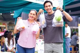 Toleransi dan kepedulian! Darius & Donna borong takjil untuk karyawan Muslim