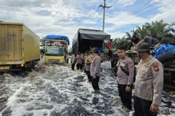 Polisi berlakukan buka tutup Jalintim Sumatera Pelalawan akibat banjir