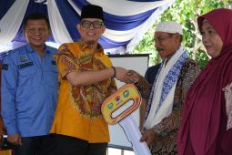 Pemkab OKU serahkan bantuan rumah tahan  gempa untuk korban banjir