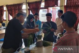 Petani milenial Sumenep dilatih membuat pupuk organik cair