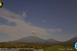 Gunung Raung erupsi dengan letusan setinggi 1.500 meter di atas puncak