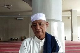 Masyarakat melakukan penukaran uang di Masjid Al-Ihsaniyah