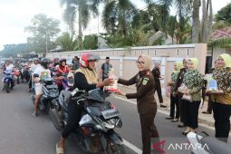 Kejari Belitung Timur bagikan takjil dan bahan pokok
