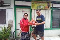 Kader PDIP Surabaya bagikan seribu paket sembako di 31 kecamatan