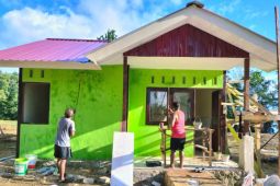 Satgas TMMD ke-123 Kodim 1708 Biak lakukan pengecatan rumah warga Kbusdori