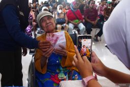 Penyerahan bansos PKH di Madiun