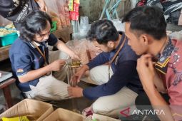 Satgas pangan Kuningan mengecek takaran dan harga MinyaKita di pasar