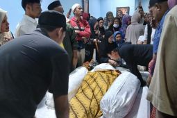 Jenazah  mantan Gubernur Malut dikebumikan di Kabupaten Halsel