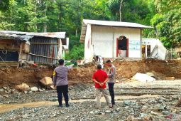 Polsek Kabila Bone ingatkan warga di bantaran sungai waspada bencana