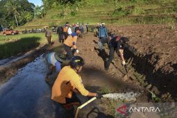 Tanah longsor menimbun jalan alternatif mudik Lebaran