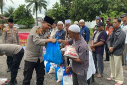 Polsek Kualuhhulu bagi paket sembako