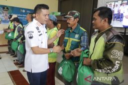 Pemkab Bandung menyalurkan 10.730 paket sembako untuk ojek pangkalan