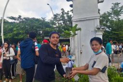 UPT Kemenhut dan DLHK NTT bagikan 500 anakan pohon gratis sambut HBR 2025