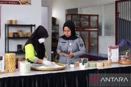 Warga binaan Lapas Perempuan Jambi terima pesanan kue lebaran
