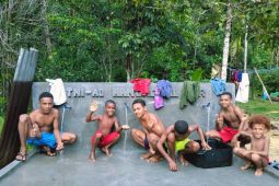 Satgas TMMD Biak beri keceriaan anak Kampung Kbusdori nikmati air bersih